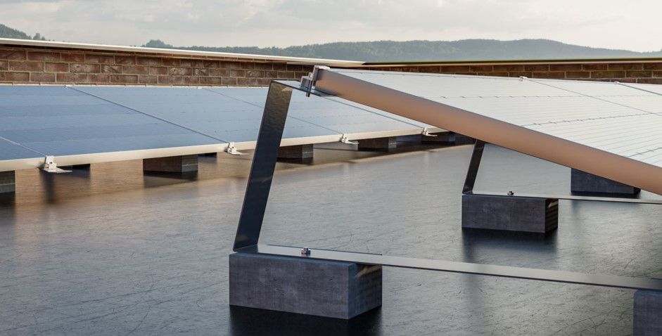 Balasta saules montāžas sistēma plakanam jumtam